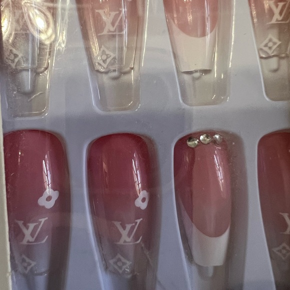 BNIB Designer LV Press on nails, complete set, with rhinestones! - Picture 3 of 4
